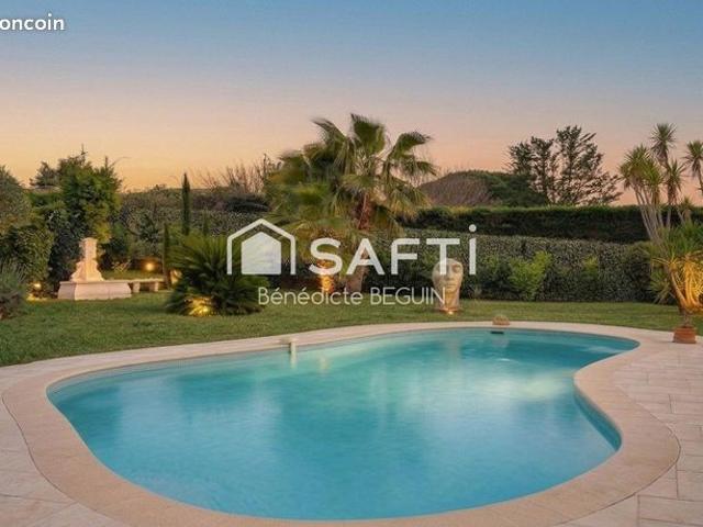 Villa 8 pièces 256 m²