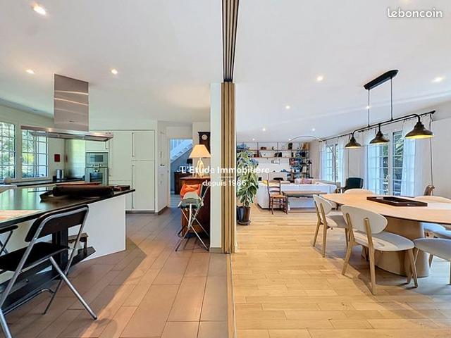 Villa 8 pièces 256 m²