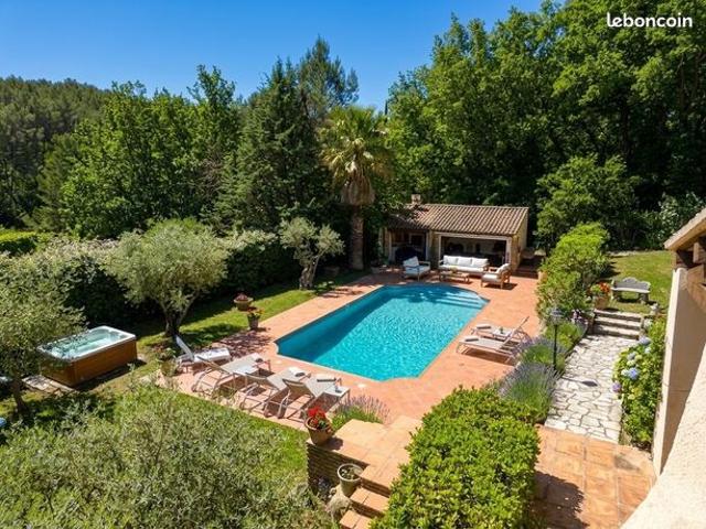 Villa 8 pièces 270 m²