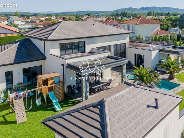 Villa 8 pièces 272 m²