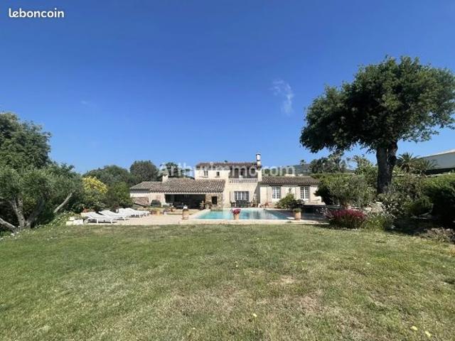 Villa 8 pièces 273 m²