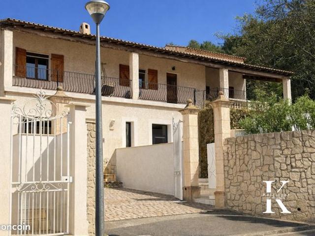 Villa 8 pièces 275 m²