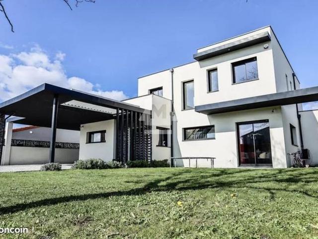 Villa 8 pièces 277 m²
