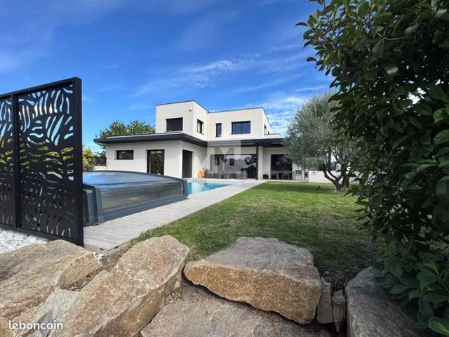 Villa 8 pièces 277 m²