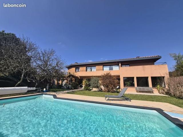 Villa 8 pièces 296 m²