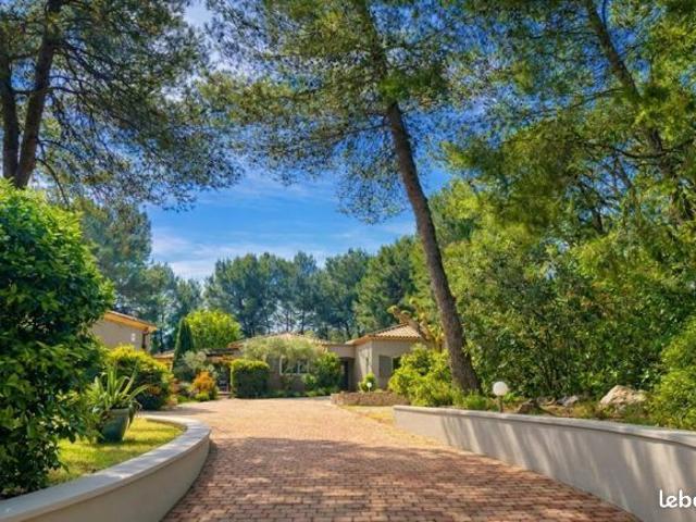 Villa 8 pièces 299 m²