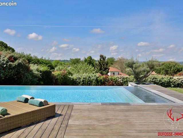 Villa 8 pièces 320 m²