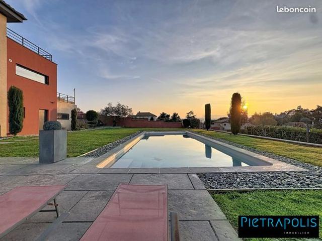 Villa 8 pièces 322 m²