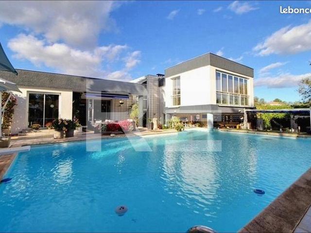 Villa 8 pièces 323 m²