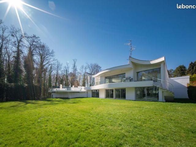 Villa 8 pièces 374 m²