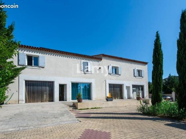 Villa 8 pièces 388 m²