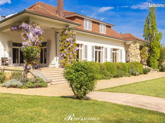 Villa 9 pièces 400 m²