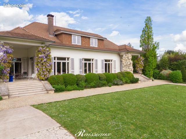 Villa 9 pièces 400 m²