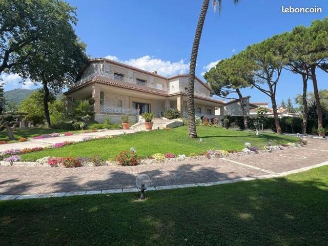 Villa 9 pièces 800 m²