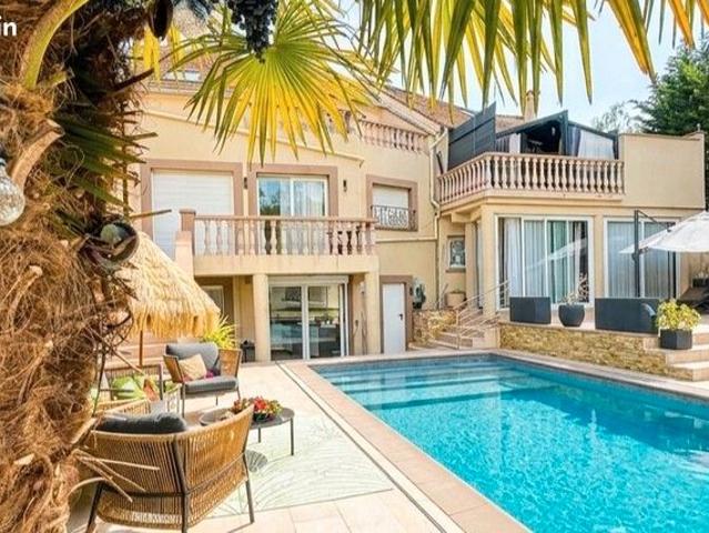 Villa 9 pièces 210 m²