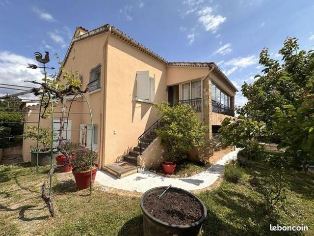 Villa 9 pièces 216 m²