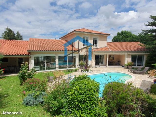 Villa 9 pièces 230 m²