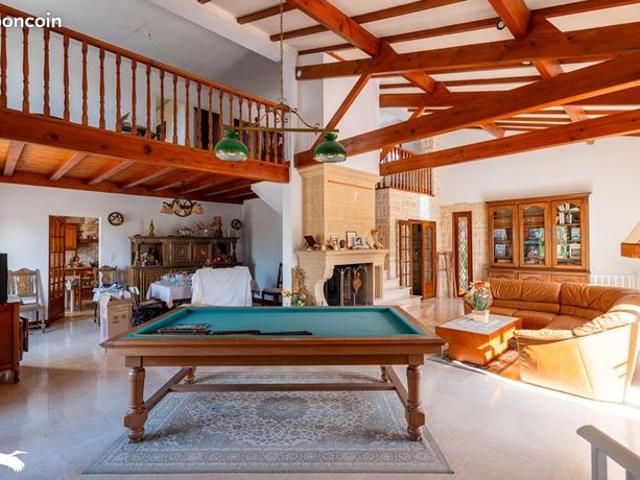 Villa 9 pièces 230 m²