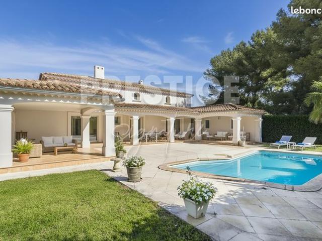 Villa 9 pièces 230 m²