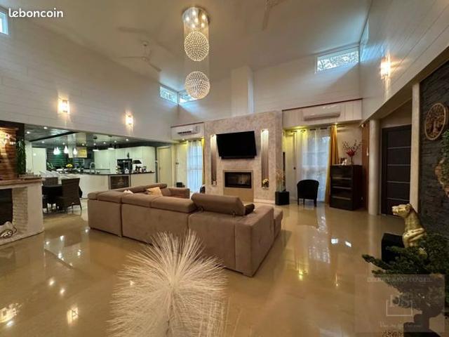 Villa 9 pièces 237 m²