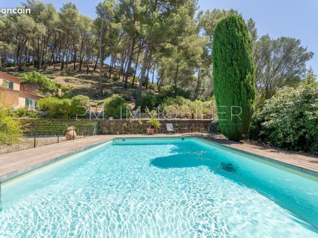 Villa 9 pièces 240 m²