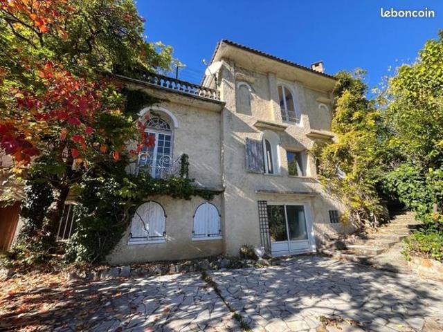 Villa 9 pièces 240 m²