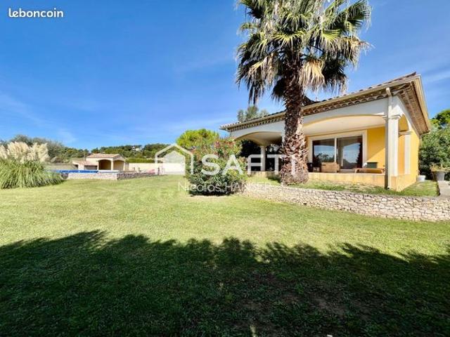 Villa 9 pièces 241 m²