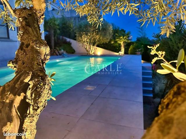 Villa 9 pièces 242 m²