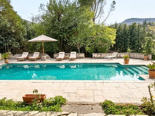 Villa 9 pièces 242 m²