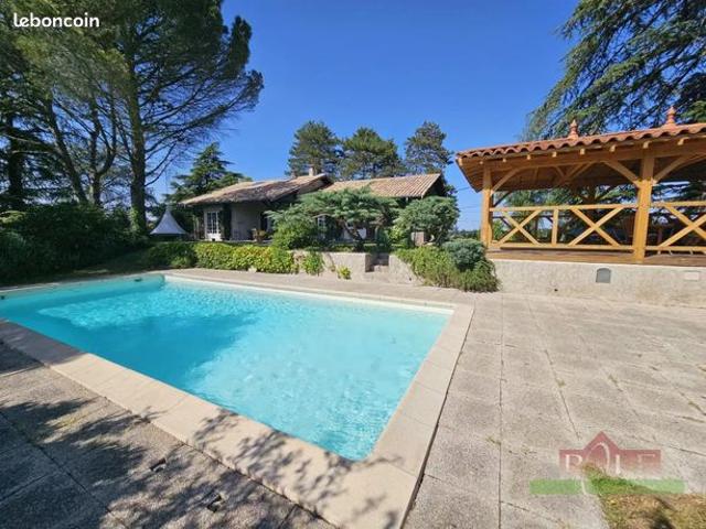 Villa 9 pièces 242 m²