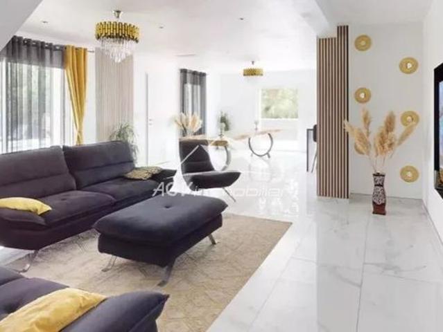 Villa 9 pièces 243 m²