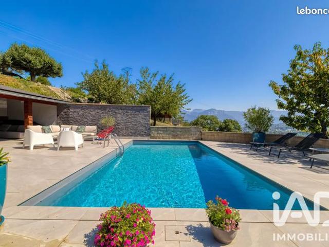 Villa 9 pièces 243 m²