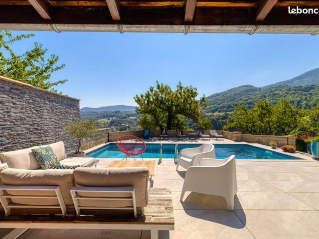 Villa 9 pièces 243 m²