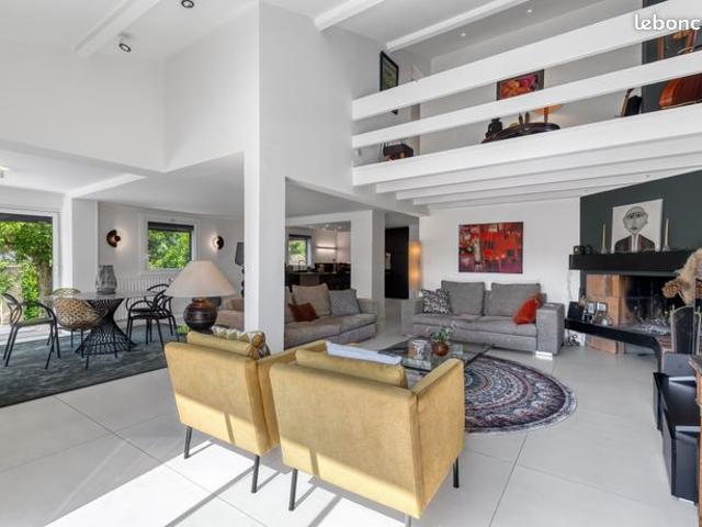 Villa 9 pièces 243 m²