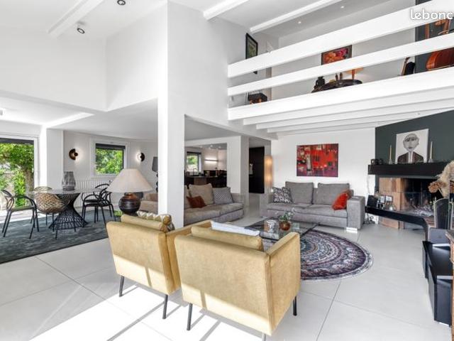 Villa 9 pièces 243 m²