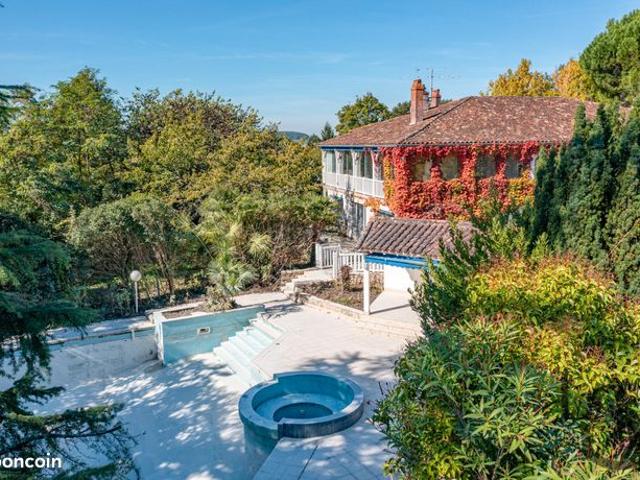 Villa 9 pièces 244 m²
