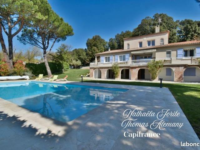 Villa 9 pièces 247 m²