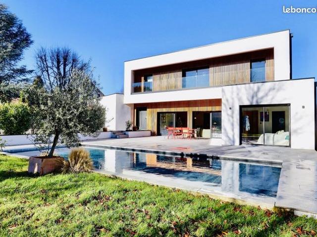 Villa 9 pièces 250 m²