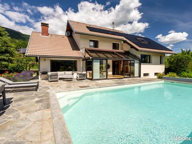 Villa 9 pièces 250 m²