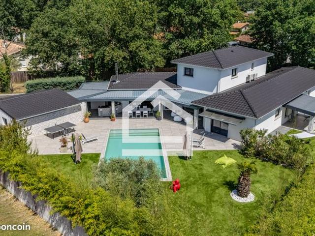 Villa 9 pièces 260 m²