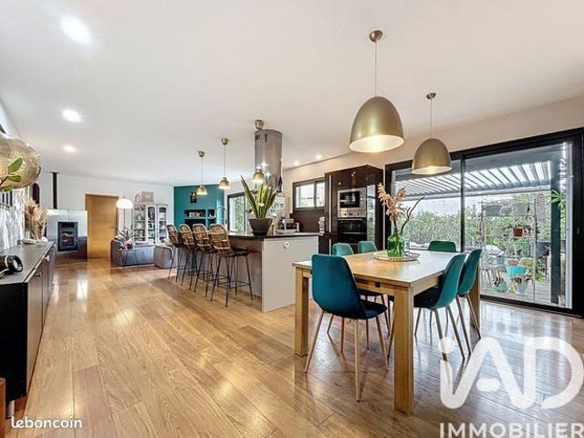 Villa 9 pièces 270 m²