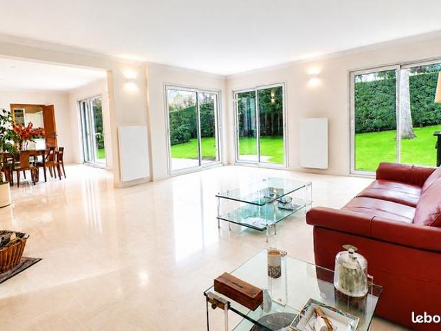 Villa 9 pièces 273 m²