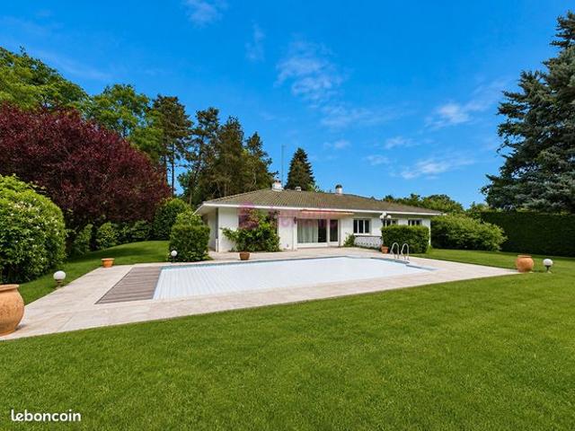 Villa 9 pièces 275 m²