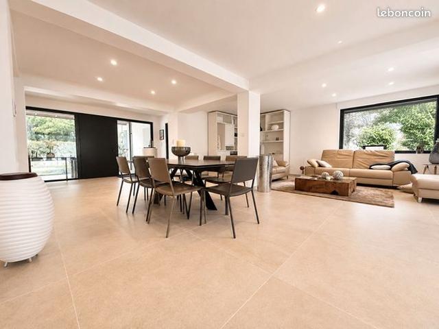 Villa 9 pièces 277 m²