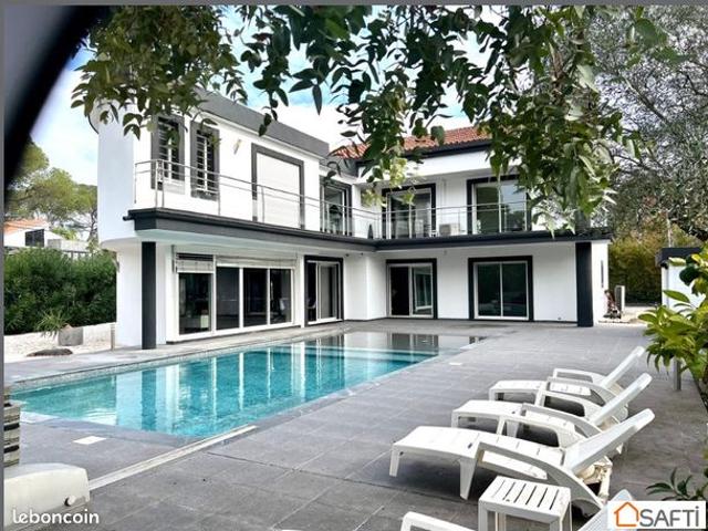 Villa 9 pièces 279 m²