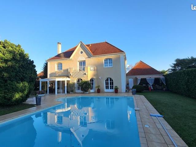 Villa 9 pièces 290 m²