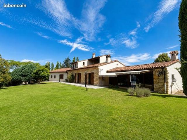 Villa 9 pièces 295 m²