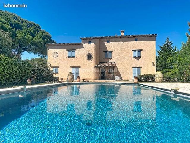 Villa 9 pièces 295 m²