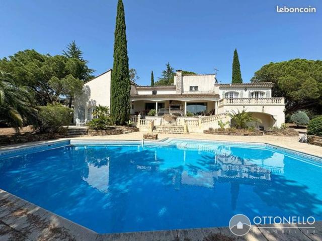 Villa 9 pièces 296 m²