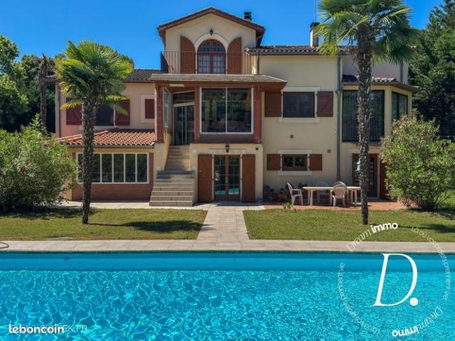 Villa 9 pièces 298 m²